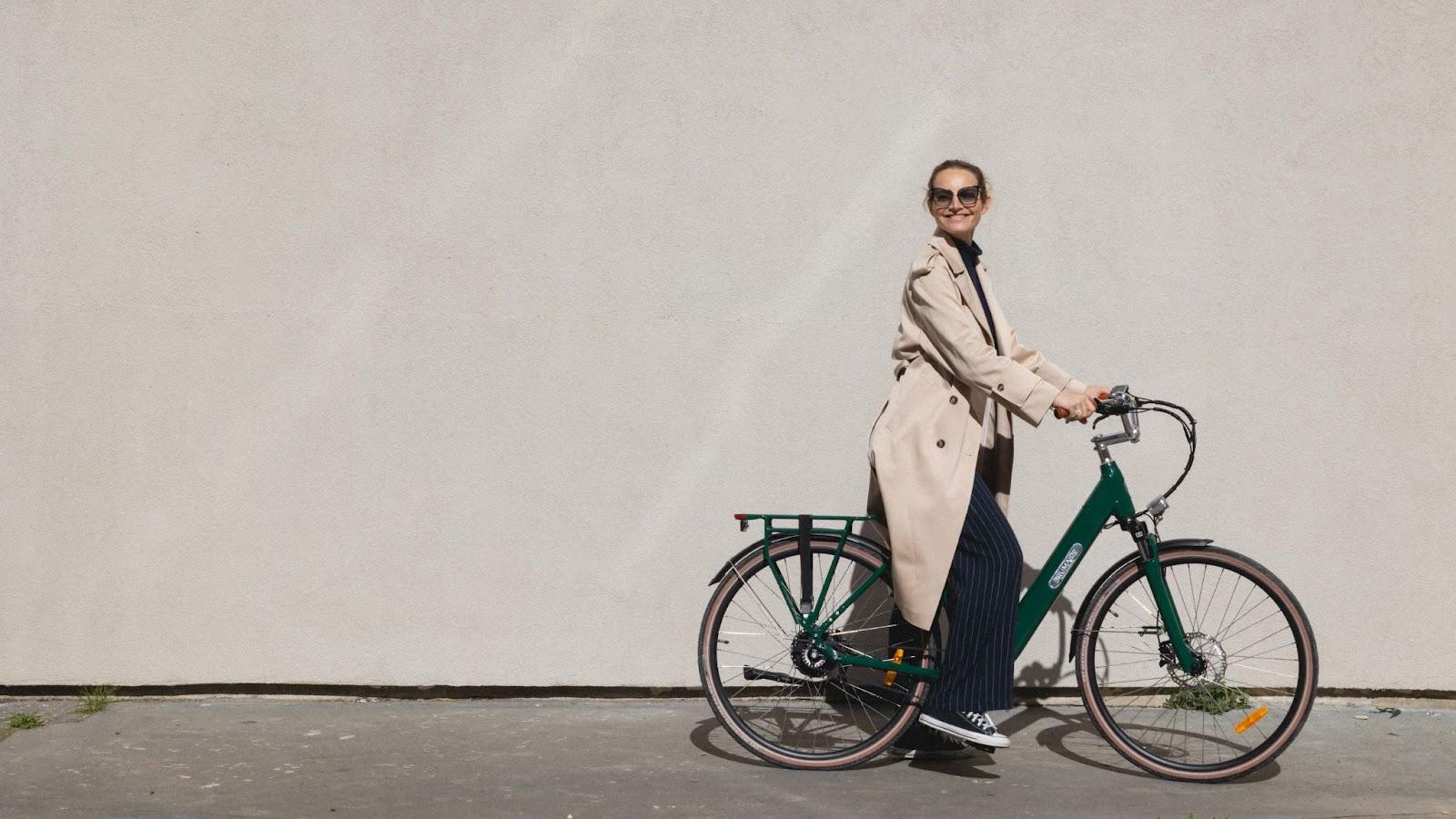 Une femme sur un vélo électrique de ville